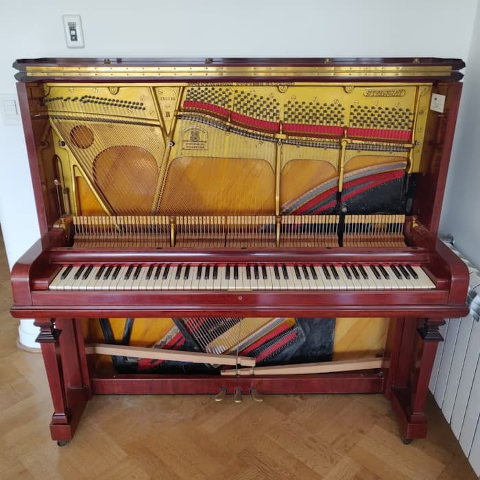 Piano vertical Steinway