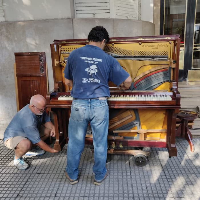 Piano vertical desarmado