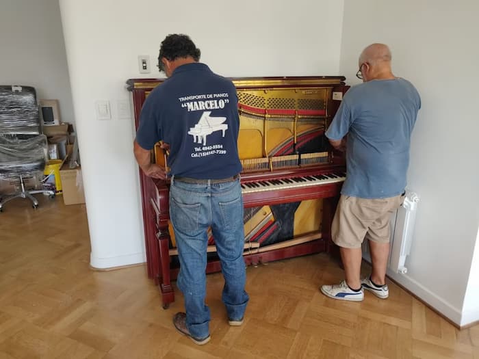 Piano vertical desarmado