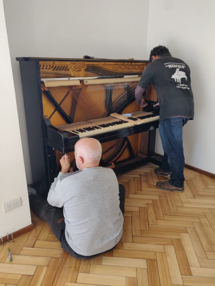 Piano vertical desarmado